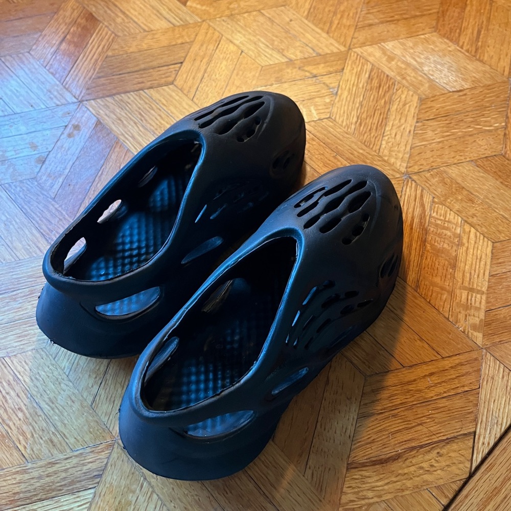 Black Yeezy foam runners| size 6W